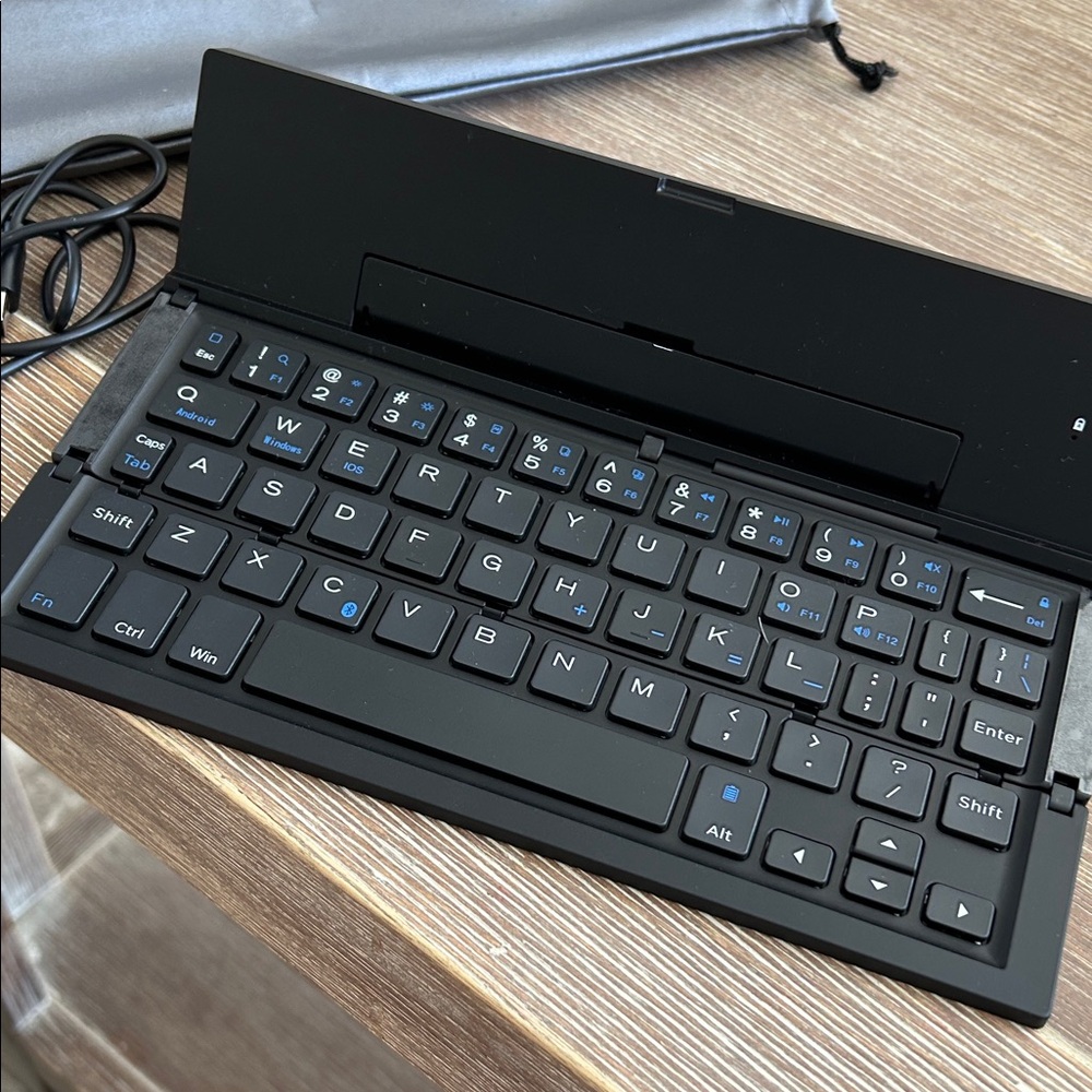 🎉CLEARANCE NWOT Geyes Black Foldable Bluetooth Keyboard - Picture 8 of 9